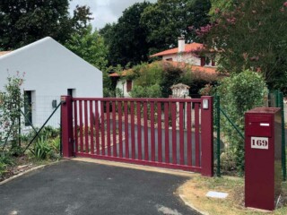 habillage armoire edf devant maison pays basque