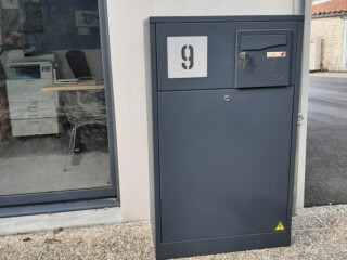 installation muret technique habillage coffret électrique extérieur accordé aux menuiseries alu