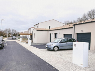 Pose enveloppe habillage coffret électrique en façade extérieur lotissement 17